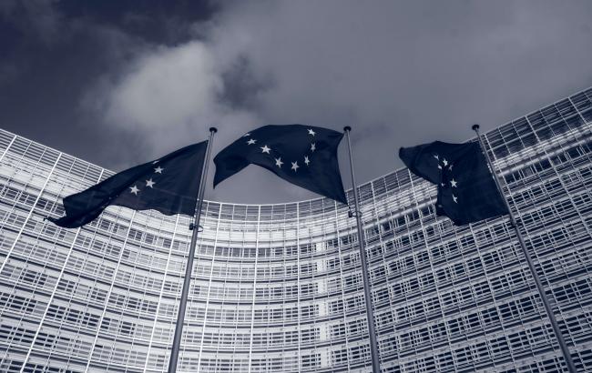 EU flags in front of the EU commission building